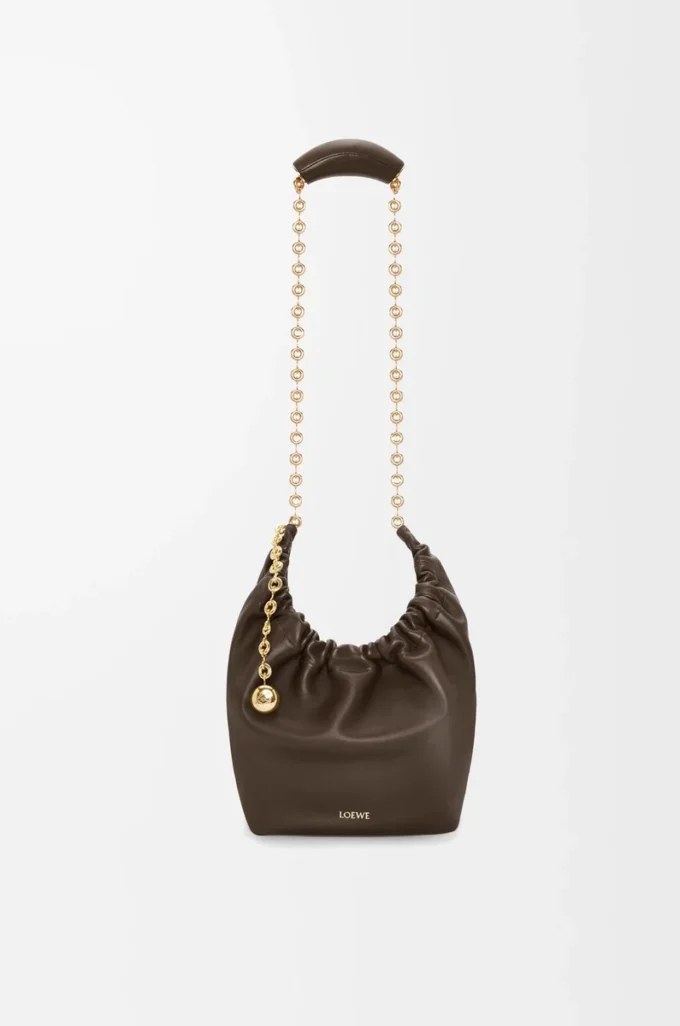 Kleine Squeeze-Tasche aus weichem Nappalammleder Schokolade
