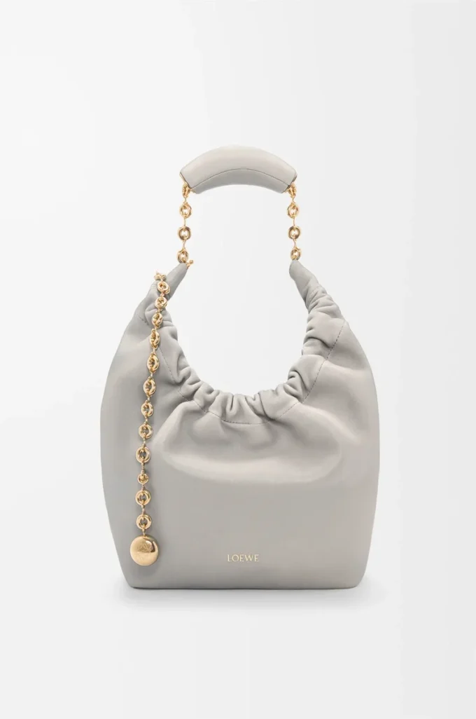 Kleine Squeeze-Tasche aus weichem Nappalammleder Shell Grey