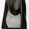 Kleine Squeeze-Tasche aus weichem Nappalammleder Shell Grey