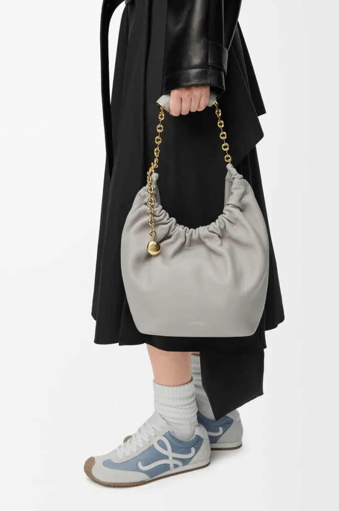 Kleine Squeeze-Tasche aus weichem Nappalammleder Shell Grey