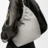 Kleine Squeeze-Tasche aus weichem Nappalammleder Shell Grey