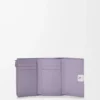 Kleine vertikale Anagram-Geldbörse aus genarbtem Kalbsleder in Dirty Mauve