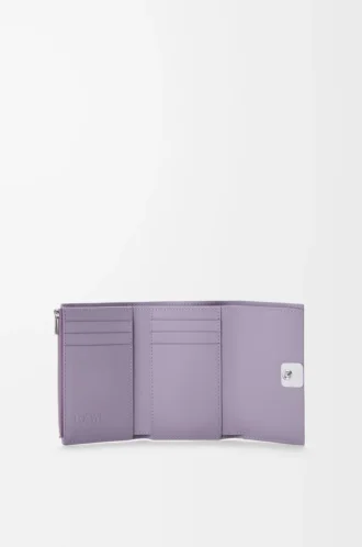Kleine vertikale Anagram-Geldbörse aus genarbtem Kalbsleder in Dirty Mauve