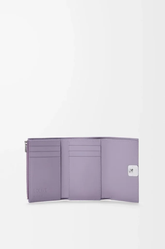 Kleine vertikale Anagram-Geldbörse aus genarbtem Kalbsleder in Dirty Mauve