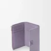 Kleine vertikale Anagram-Geldbörse aus genarbtem Kalbsleder in Dirty Mauve