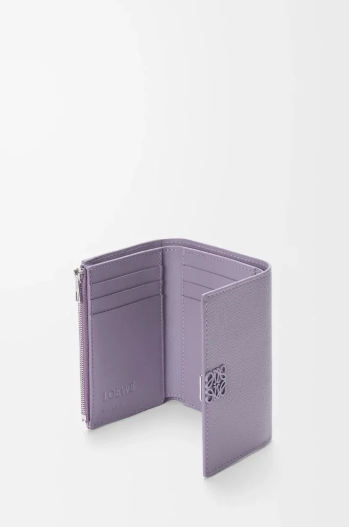 Kleine vertikale Anagram-Geldbörse aus genarbtem Kalbsleder in Dirty Mauve
