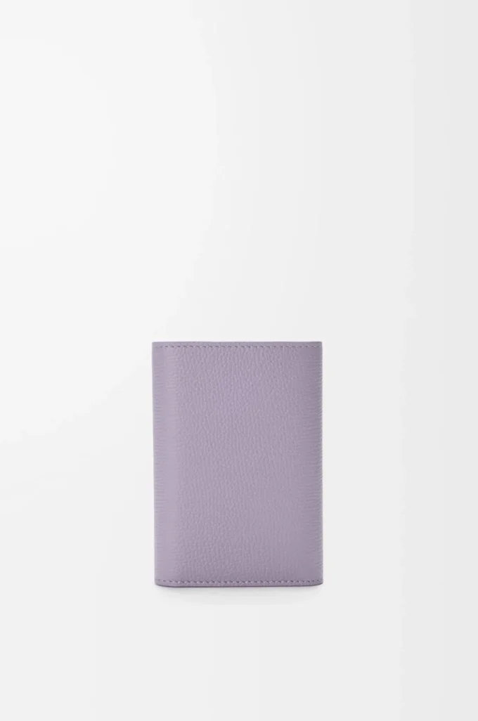 Kleine vertikale Anagram-Geldbörse aus genarbtem Kalbsleder in Dirty Mauve