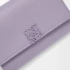 Kleine vertikale Anagram-Geldbörse aus genarbtem Kalbsleder in Dirty Mauve