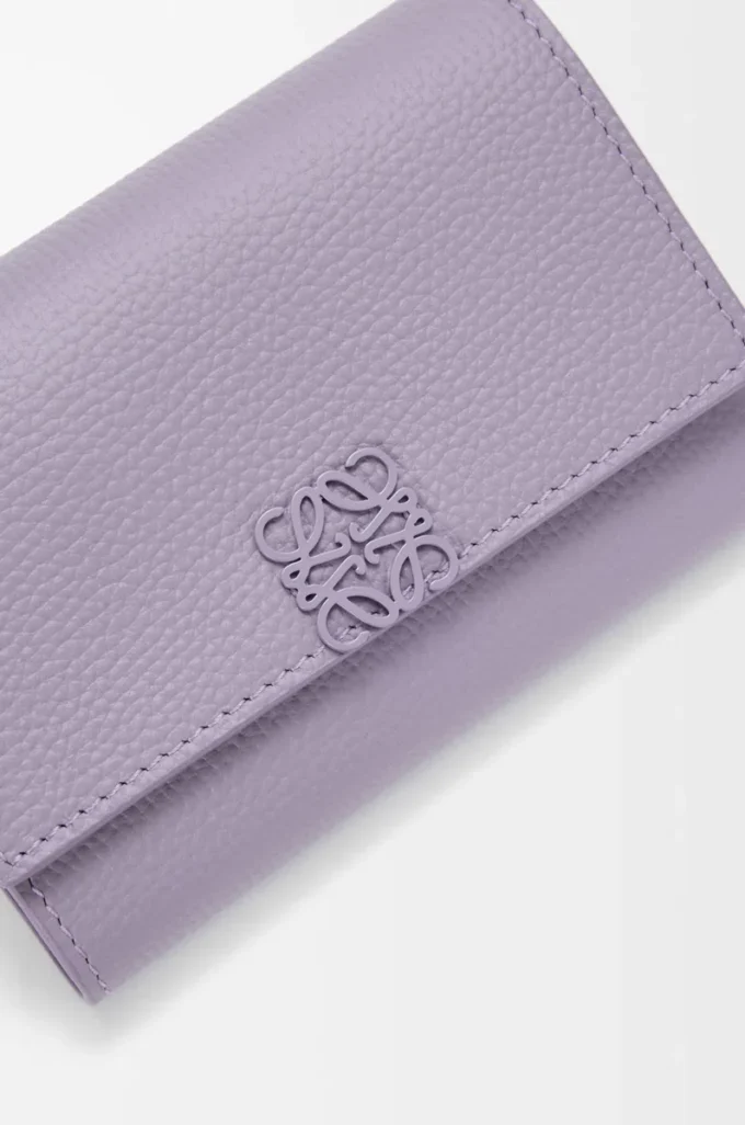Kleine vertikale Anagram-Geldbörse aus genarbtem Kalbsleder in Dirty Mauve