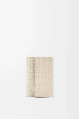 Kleine vertikale Geldbörse aus geprägtem Seidenkalbsleder in Hellbeige