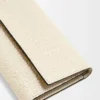 Kleine vertikale Geldbörse aus geprägtem Seidenkalbsleder in Hellbeige