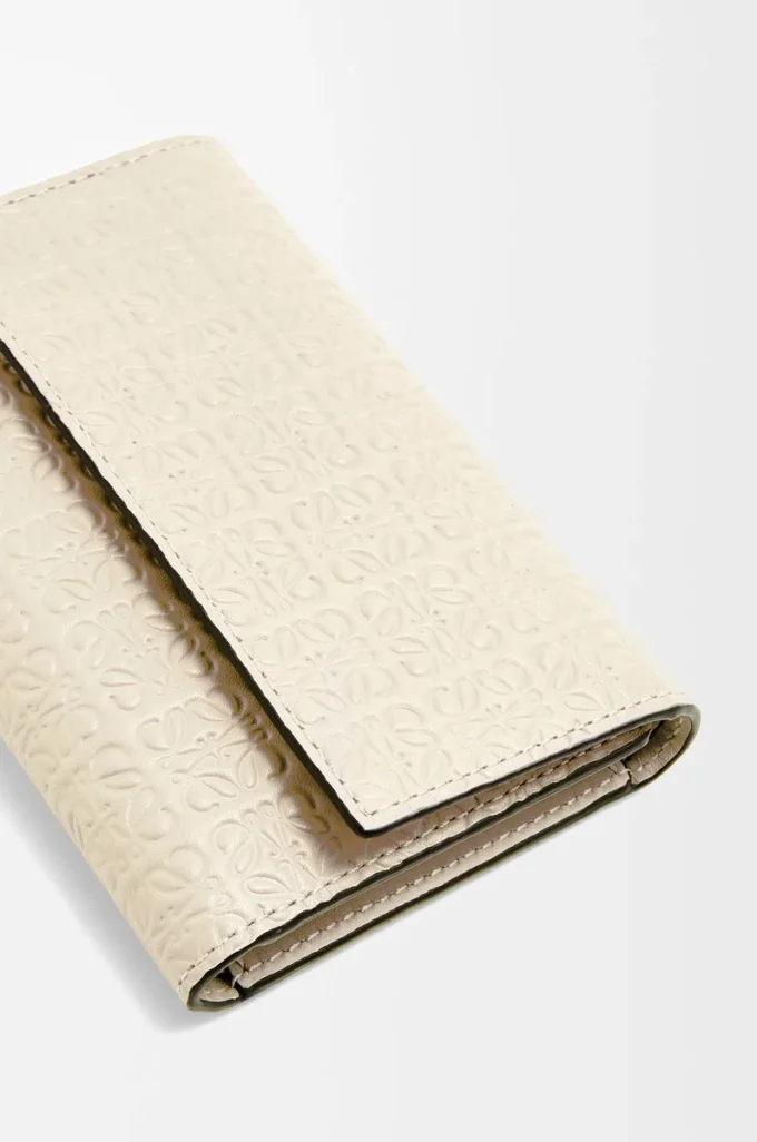 Kleine vertikale Geldbörse aus geprägtem Seidenkalbsleder in Hellbeige