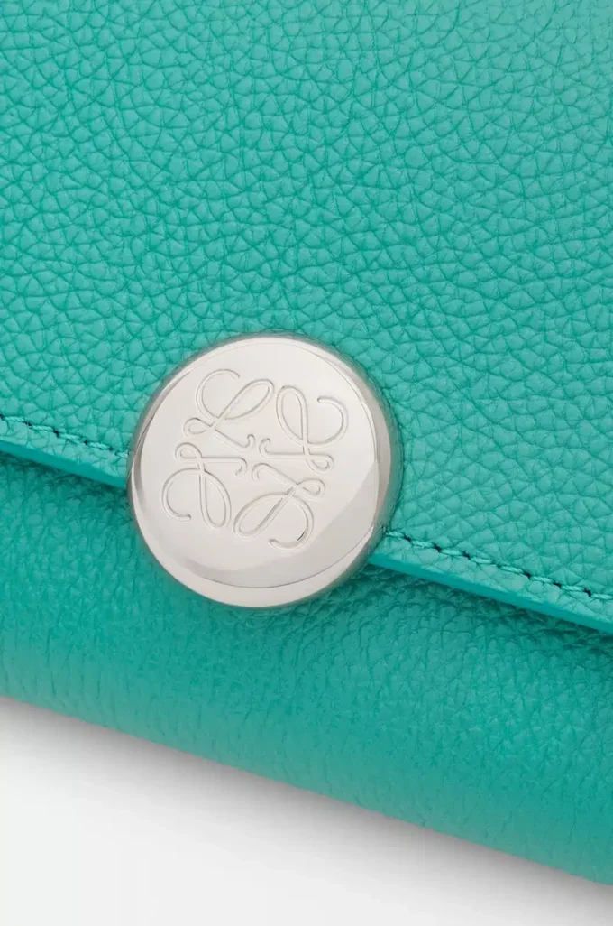 Kleine vertikale Geldbörse aus pebble-genarbtem Kalbsleder in Aquamarine