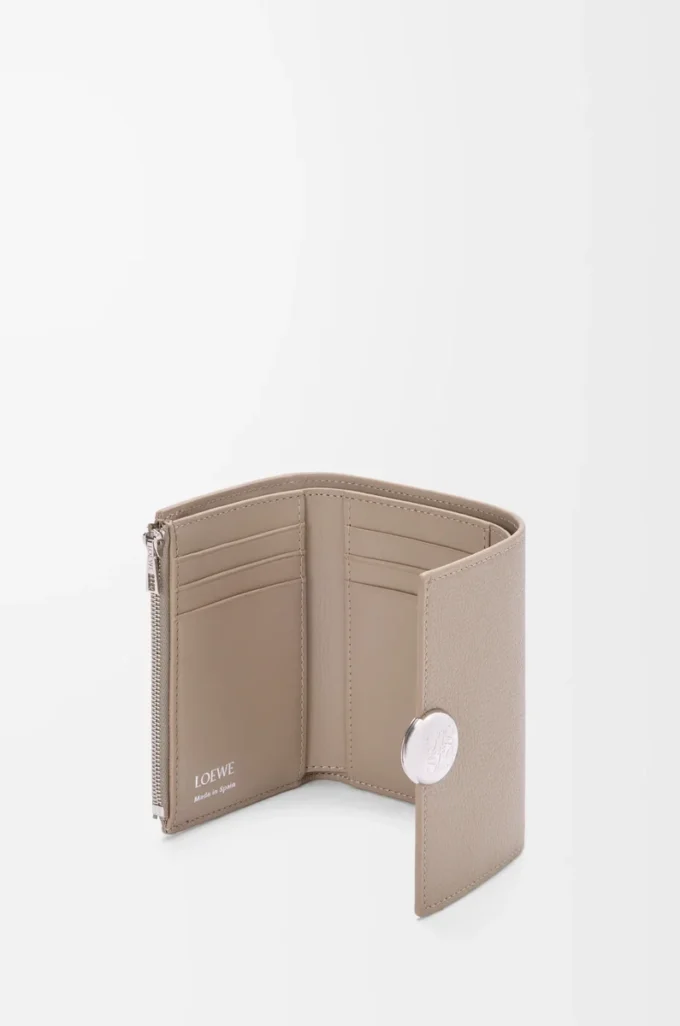Kleine vertikale Geldbörse aus pebble-genarbtem Kalbsleder in Clay