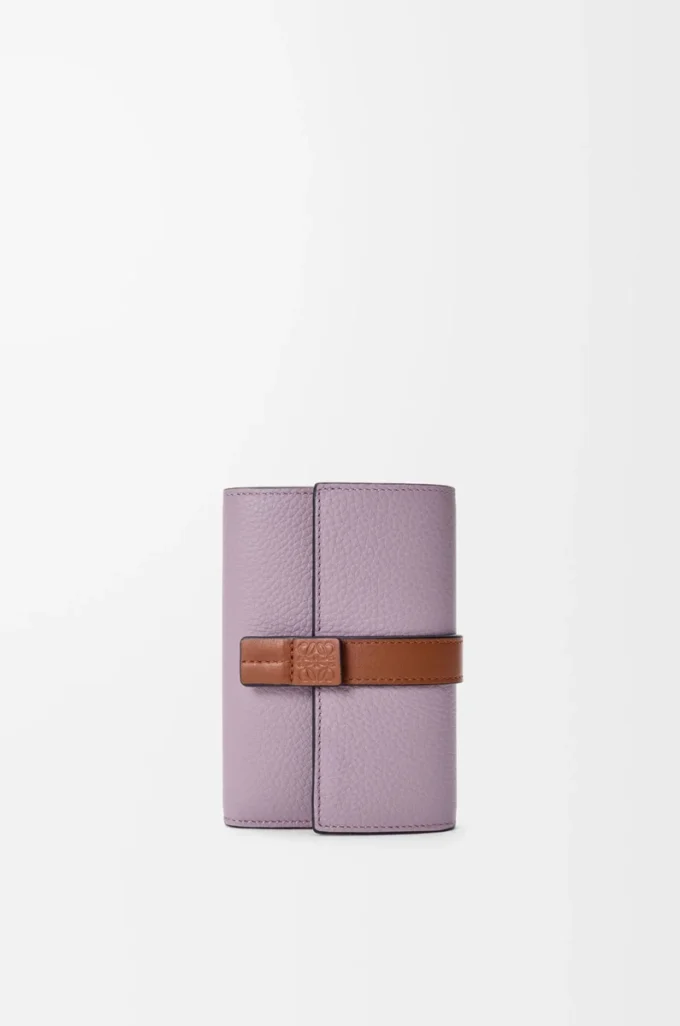 Kleine vertikale Geldbörse aus weichem genarbtem Kalbsleder in Dirty Mauve/Squirrel