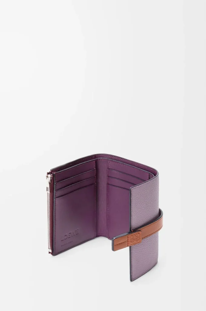 Kleine vertikale Geldbörse aus weichem genarbtem Kalbsleder in Dirty Mauve/Squirrel