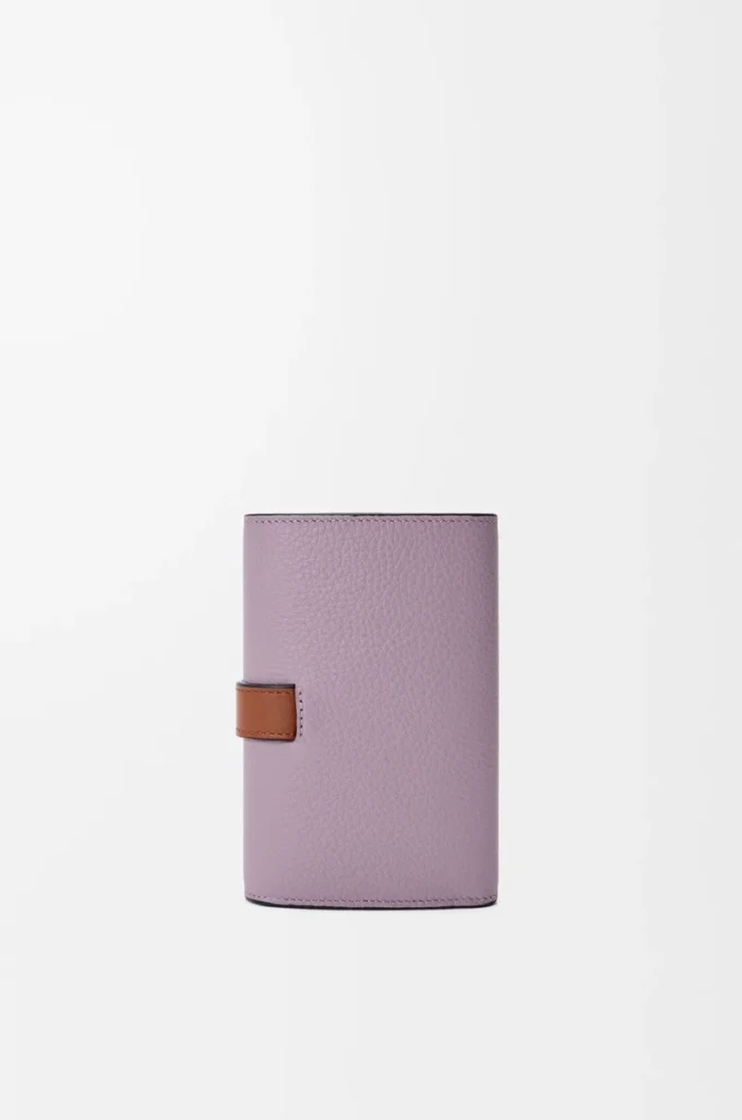 Kleine vertikale Geldbörse aus weichem genarbtem Kalbsleder in Dirty Mauve/Squirrel