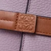 Kleine vertikale Geldbörse aus weichem genarbtem Kalbsleder in Dirty Mauve/Squirrel