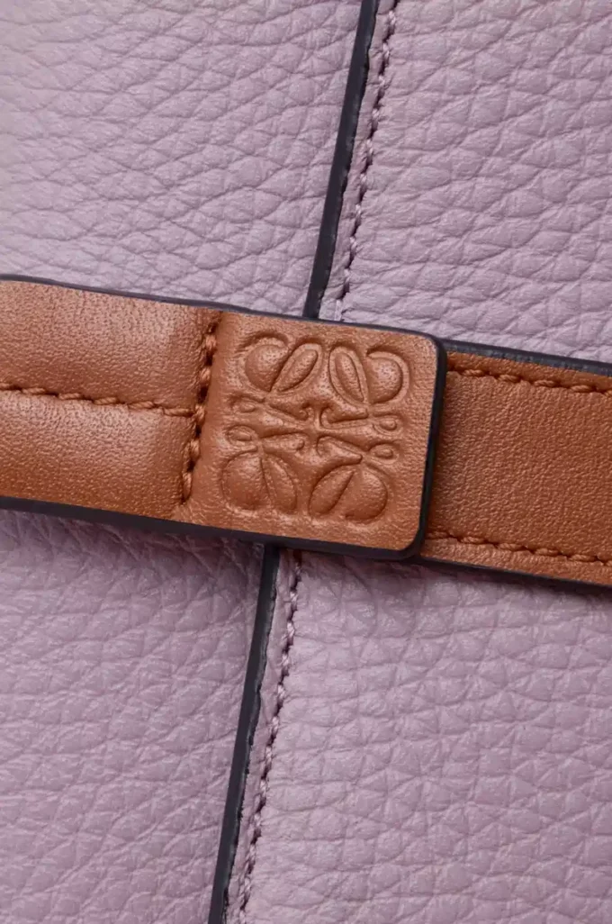 Kleine vertikale Geldbörse aus weichem genarbtem Kalbsleder in Dirty Mauve/Squirrel