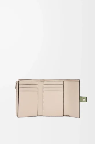 Kleine vertikale Geldbörse aus weichem genarbtem Kalbsleder in Rosemary/Tan