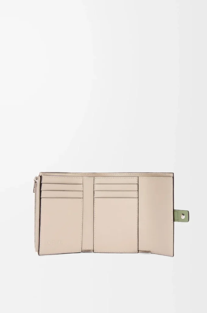 Kleine vertikale Geldbörse aus weichem genarbtem Kalbsleder in Rosemary/Tan