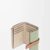 Kleine vertikale Geldbörse aus weichem genarbtem Kalbsleder in Rosemary/Tan