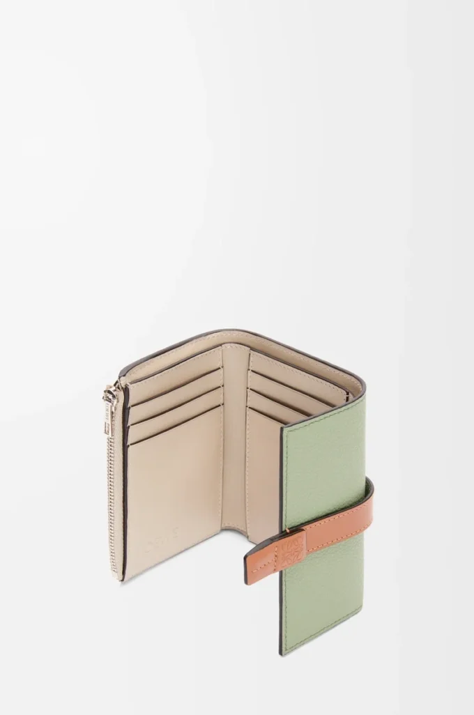 Kleine vertikale Geldbörse aus weichem genarbtem Kalbsleder in Rosemary/Tan