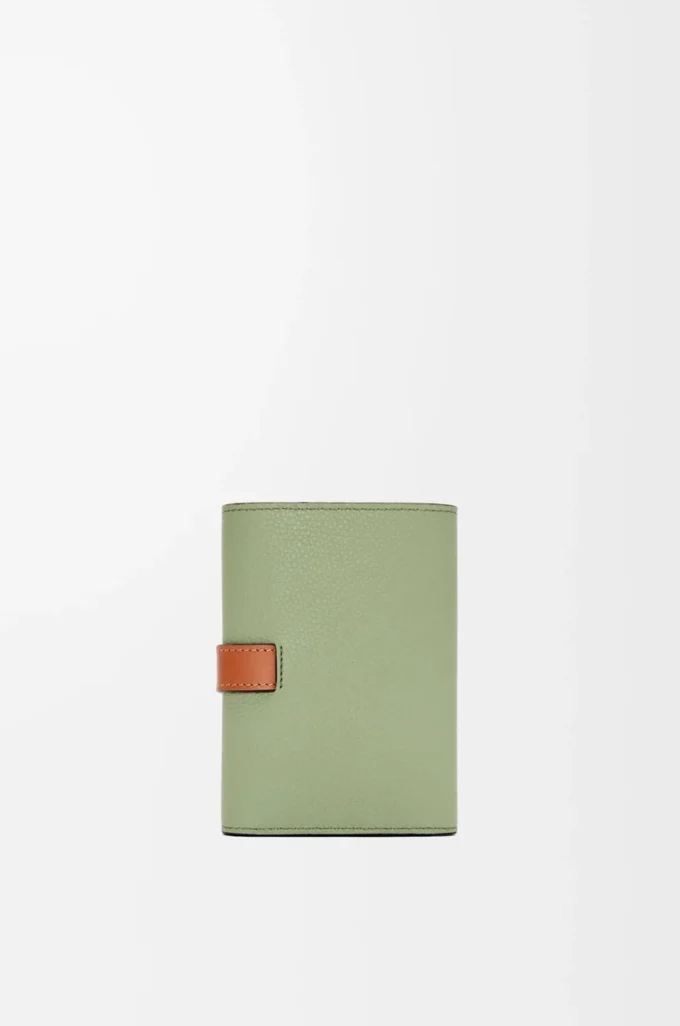 Kleine vertikale Geldbörse aus weichem genarbtem Kalbsleder in Rosemary/Tan