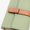 Kleine vertikale Geldbörse aus weichem genarbtem Kalbsleder in Rosemary/Tan