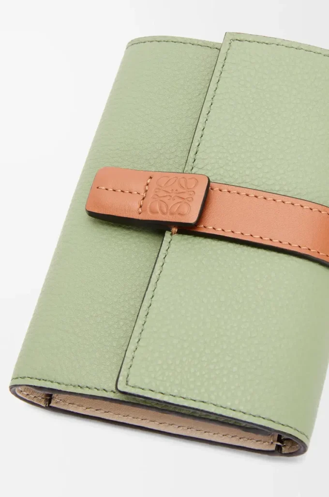 Kleine vertikale Geldbörse aus weichem genarbtem Kalbsleder in Rosemary/Tan