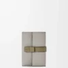 Kleine vertikale Geldbörse aus weichem genarbtem Kalbsleder Shell Grey/Eucalyptus