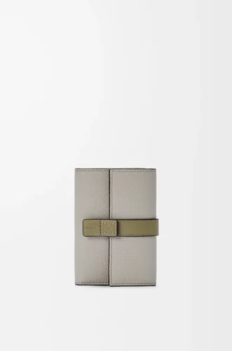 Kleine vertikale Geldbörse aus weichem genarbtem Kalbsleder Shell Grey/Eucalyptus
