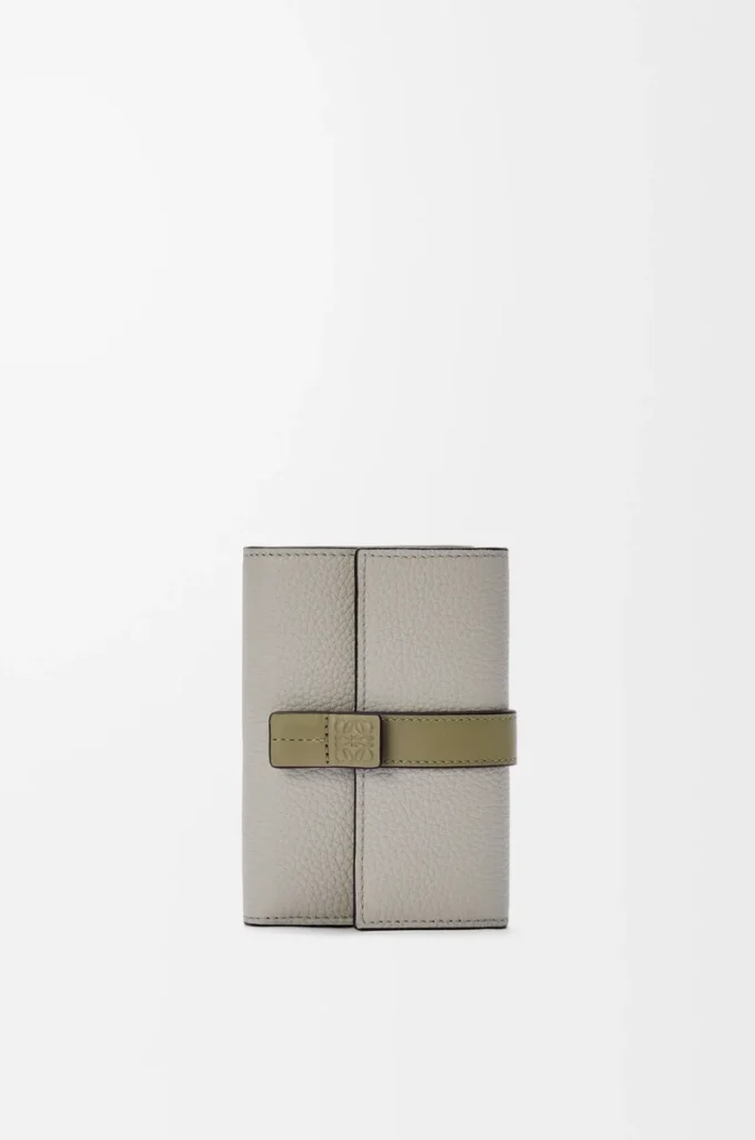 Kleine vertikale Geldbörse aus weichem genarbtem Kalbsleder Shell Grey/Eucalyptus