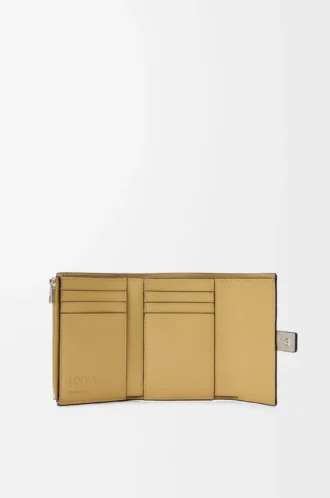 Kleine vertikale Geldbörse aus weichem genarbtem Kalbsleder Shell Grey/Eucalyptus