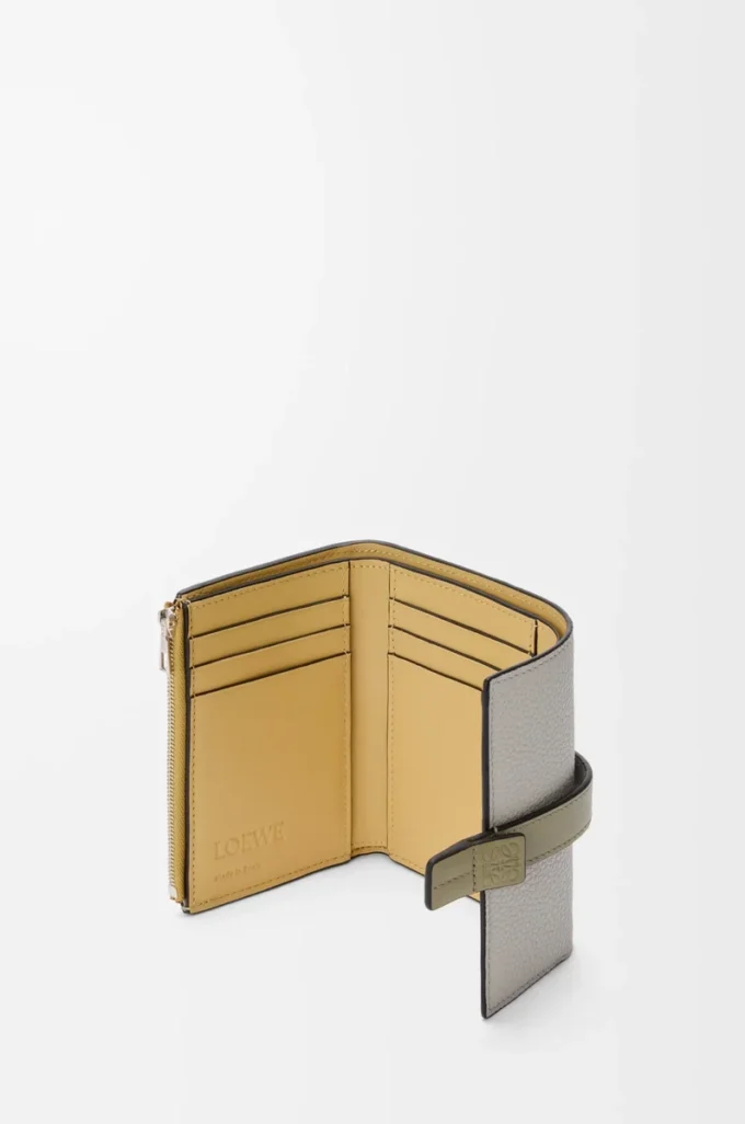 Kleine vertikale Geldbörse aus weichem genarbtem Kalbsleder Shell Grey/Eucalyptus
