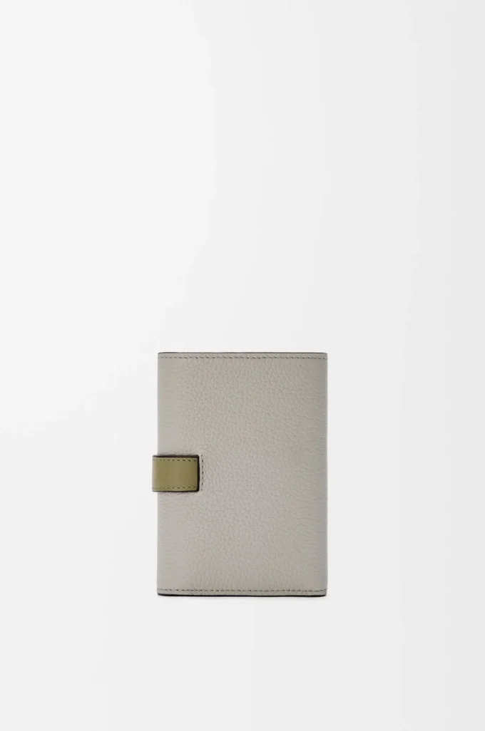 Kleine vertikale Geldbörse aus weichem genarbtem Kalbsleder Shell Grey/Eucalyptus
