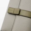 Kleine vertikale Geldbörse aus weichem genarbtem Kalbsleder Shell Grey/Eucalyptus