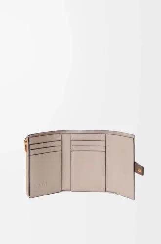 Kleine vertikale Geldbörse aus weichem genarbtem Kalbsleder Taupe/Gold