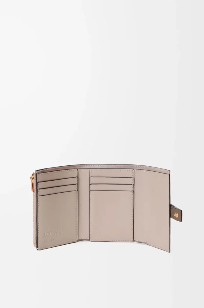 Kleine vertikale Geldbörse aus weichem genarbtem Kalbsleder Taupe/Gold