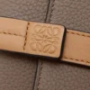 Kleine vertikale Geldbörse aus weichem genarbtem Kalbsleder Taupe/Gold