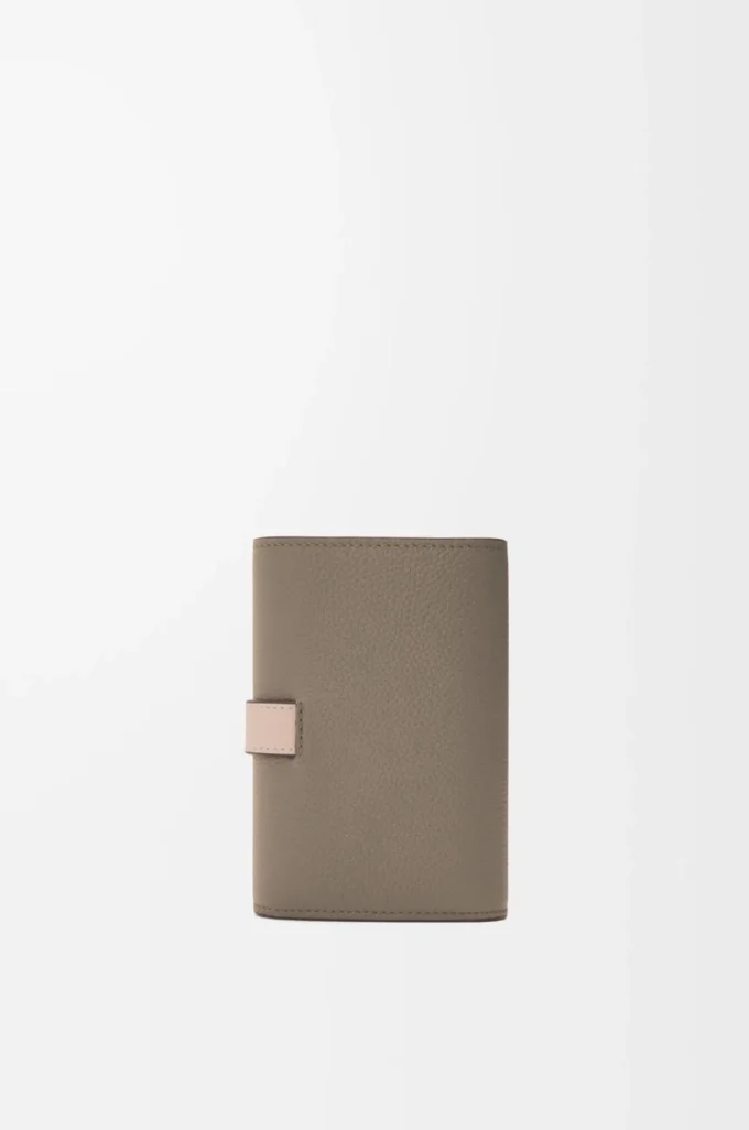 Kleine vertikale Geldbörse aus weichem genarbtem Kalbsleder Taupe/Talc