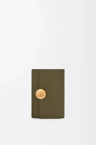 Kleine vertikale Geldbörse Pebble aus genarbtem Kalbsleder in Dark Khaki