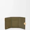 Kleine vertikale Geldbörse Pebble aus genarbtem Kalbsleder in Dark Khaki