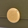 Kleine vertikale Geldbörse Pebble aus genarbtem Kalbsleder in Dark Khaki