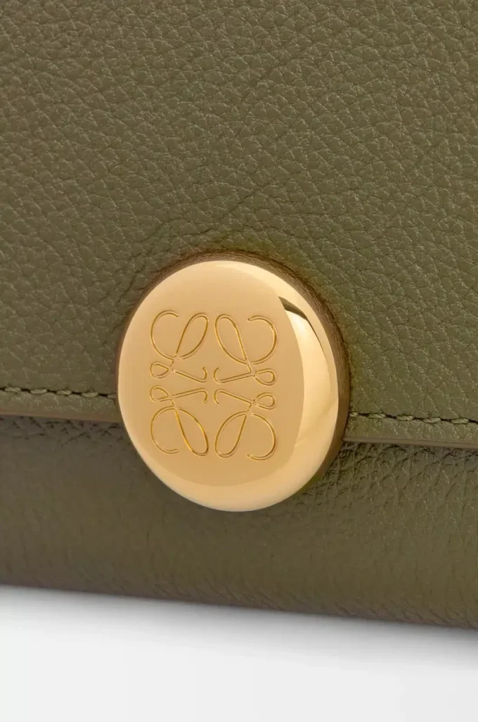 Kleine vertikale Geldbörse Pebble aus genarbtem Kalbsleder in Dark Khaki