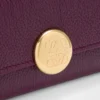 Kleine vertikale Geldbörse Pebble aus genarbtem Kalbsleder in Plum