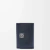 Kleine vertikale Geldbörse Puffer Anagram aus glänzendem Nappakalbsleder in Deep Navy