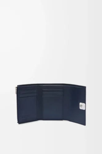 Kleine vertikale Geldbörse Puffer Anagram aus glänzendem Nappakalbsleder in Deep Navy