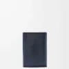 Kleine vertikale Geldbörse Puffer Anagram aus glänzendem Nappakalbsleder in Deep Navy