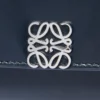 Kleine vertikale Geldbörse Puffer Anagram aus glänzendem Nappakalbsleder in Deep Navy
